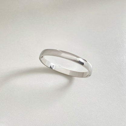Retro Minimalistic Gold Buckle Bracelet