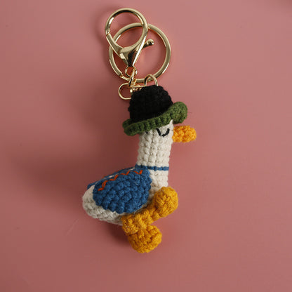 ميدالية مفاتيح صغيرة على شكل بطة منسوجة يدويًا